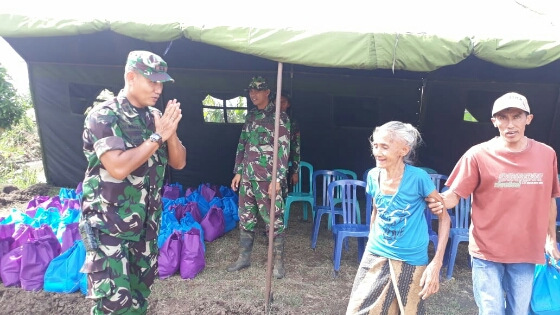 Satgas TMMD Bagikan 100 Paket Sembako Bagi Warga Kurang Mampu