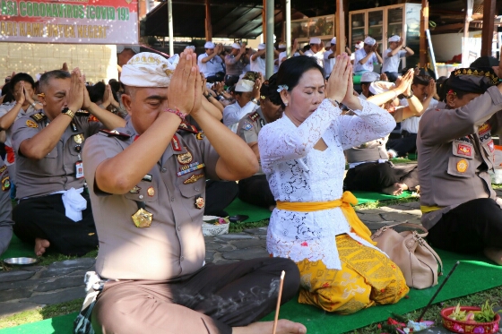 Ribuan Personil Polda Bali Ikuti Doa Bersama Antisipasi Pandemik Covid-19
