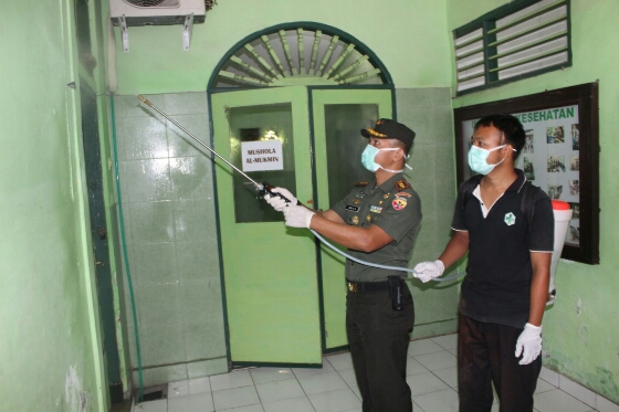 Cegah Penyebaran Virus Corona, Kodim Tabanan Gandeng Dinkes Semprotkan Disinfektan
