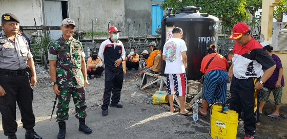 Cegah Penyebaran Covid-19, Dandim Klungkung Lakukan Penyemprotan Disinfektan