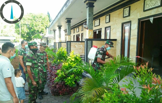 Babinsa Pulau Terluar Nusa Penida Semprot Desinfektan Cegah Penyebaran Virus Corona