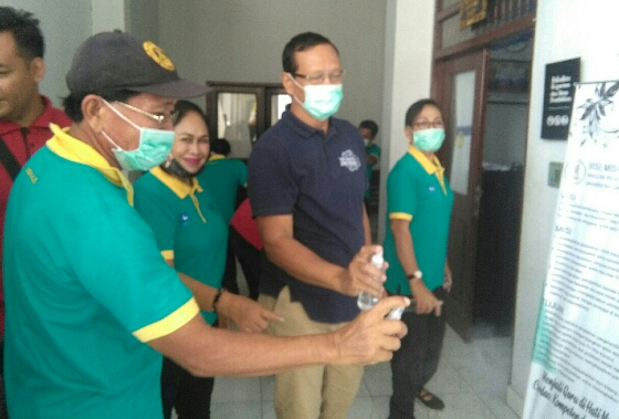 Antisipasi Virus Covid-19, Yayasan Dwijendra Semprot Disinfektan