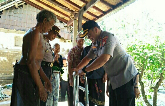 Kapolres Tabanan Beri Alat Bantu Jalan kepada Warga Sribupati