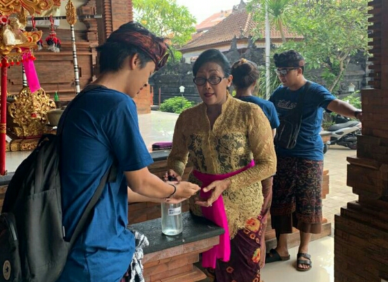 Luhde Sri Mediastuti, SE, Bagikan Cairan Sanitizer dan Himbau Masyarakat Agar Hidup Bersih & Sehat