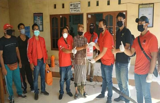 Ketua DPRD Gianyar Bagikan Masker dan Semprot Disinfektan di Pasar Manukaya