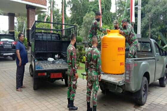 Satgas TMMD Buleleng Lakukan Penyemprotan Disinfektan dan Pemasangan Wastafel