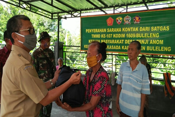 Satgas TMMD Kodim Buleleng Serahkan Sembako, Masker dan Hand Sanitizer Untuk Warga