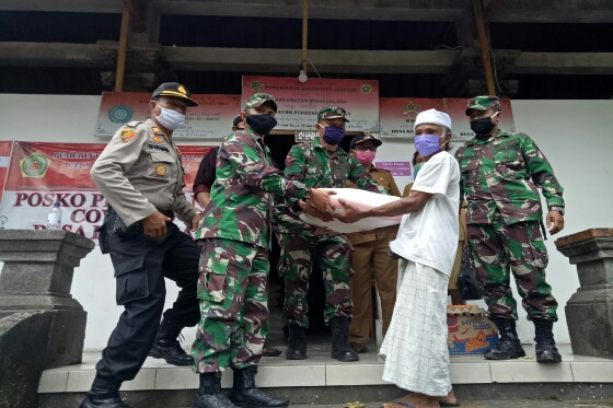 TNI-Polri Dukung dan Amankan Distribusi Bantuan Sembako Pemkab Gianyar