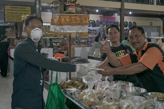 Perangi Covid-19, Aksi Nyata Puspa Negara Bagikan 200 Masker ke Pedagang Pasar