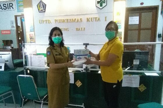 Lindungi Tenaga Medis dari Wabah Covid-19, Luh De Sri Mediastuti Serahkan Bantuan APD di Puskesmas I Kuta