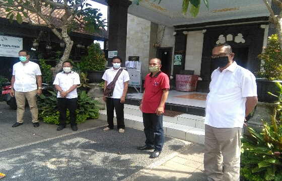 Rektor Undwi dan Ketua Yayasan Dwijendra Sumbang APD ke Kelurahan Penatih