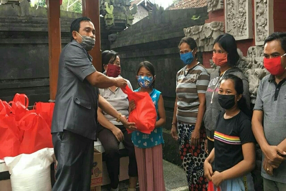 Ketua DPRD Gianyar Wayan Tagel Winarta Bagi-bagi Sembako dan Masker