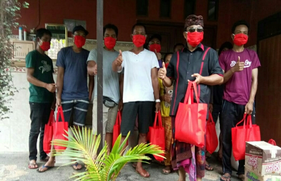 Ketua DPRD Gianyar Bagi-bagi Sembako dan Masker