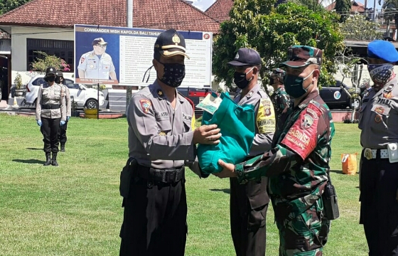 Peduli Warga Terdampak Corona, TNI-Polri Bagikan 400 Paket Sembako