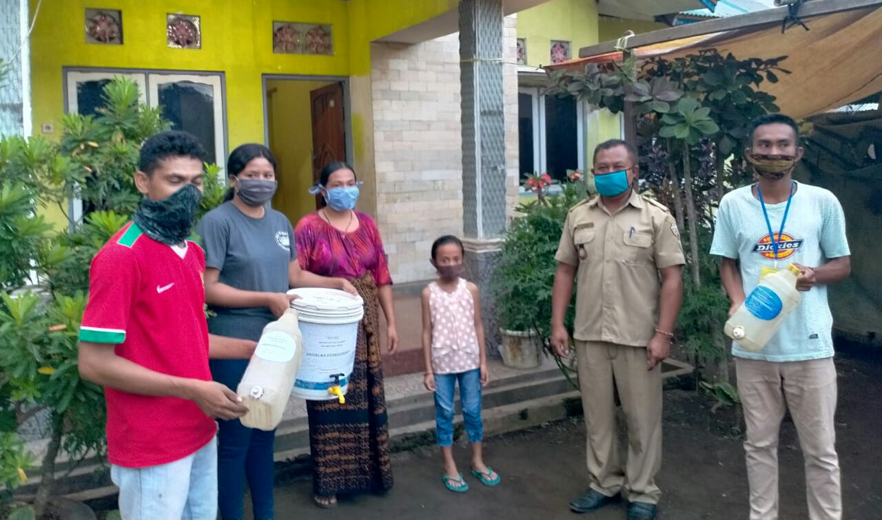 Relawan Desa Ndetundora II Kec. Ende Pasang Dispenser Buat Masyarakat