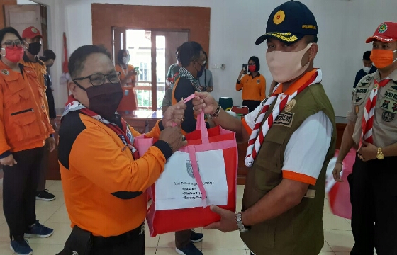 Pramuka Perangi Covid-19, Kwarda Bali Serahkan APD kepada Kwarcab se-Bali