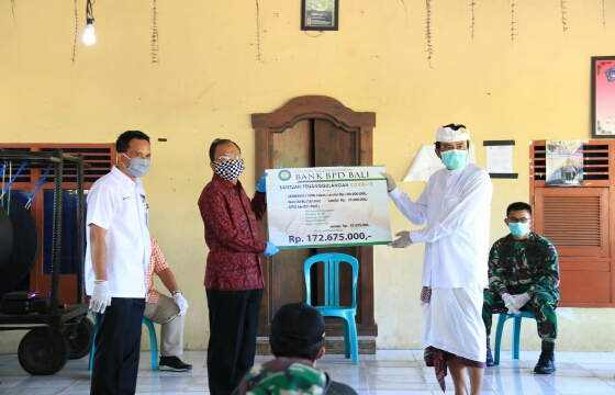 Gubernur Koster Meninjau Warga Serokadan, Serahkan Paket Bantuan