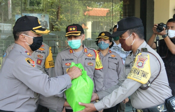Kapolres Klungkung Mendistribusikan Sembako kepada Bhabinkantibmas se-Polres Klungkung