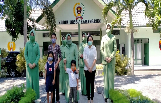 Bakti Sosial Persit KCK PD IX/Udayana Peduli Warakawuri dan Anak Yatim