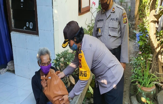 Wakapolres Klungkung Peduli Warga, Bagi Sembako dan Masker
