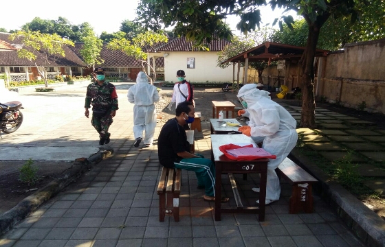 Kodim Buleleng Pantau dan Awasi Tes Swab Covid-19 di Wilayah Tejakula