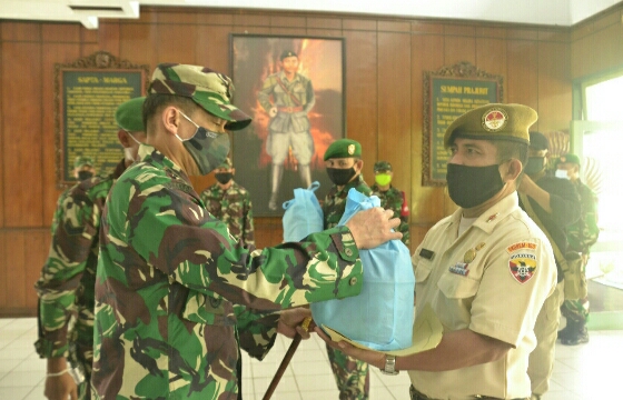 Danrem 163/Wira Satya Serahkan Bingkisan Hari Raya Idul Fitri 1441 H