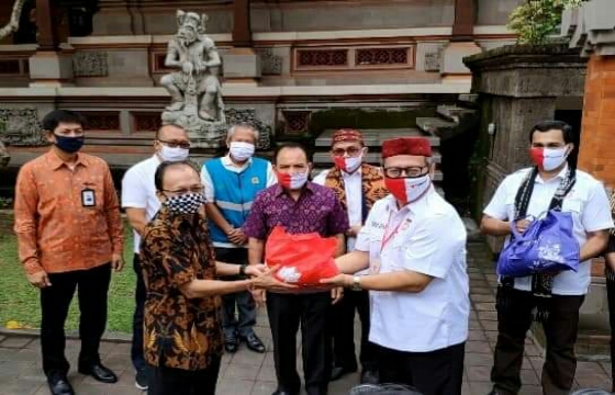 Gubernur Koster Serahkan 1500 Paket Sembako Kepada IKB Flobamora