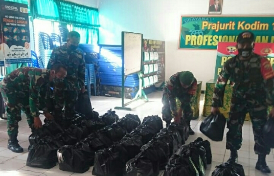 Kodim Buleleng Bagikan 200 Paket Sembako Bagi Warga Terdampak Covid-19