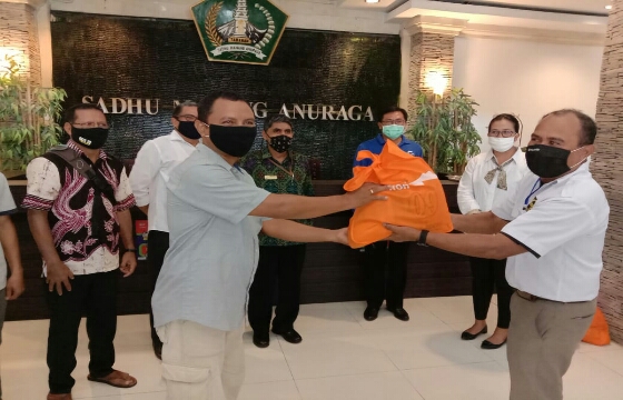 Pemkab Tabanan Bagikan 97 Paket Sembako Kepada Warga Flobamora Domisili di Tabanan