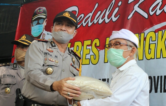 Polri Peduli, Polres Klungkung Kembali Serahkan Sembako kepada Para Pemangku