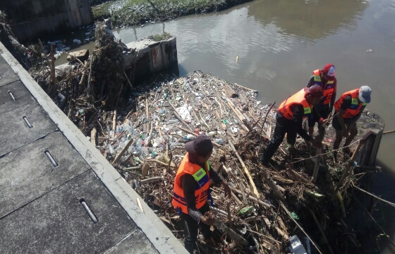 Denny Satya Wijaya: Tumpukan Sampah di Waduk Muara Akibatkan Rumah Warga Terendam Banjir