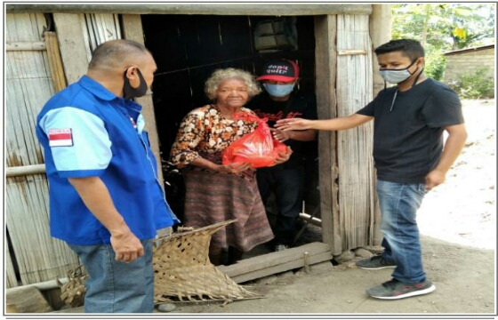 Benny K. Harman Beri Bantuan 250 Paket Sembako untuk Warga Terdampak Covid-19 di Sikka, Flores
