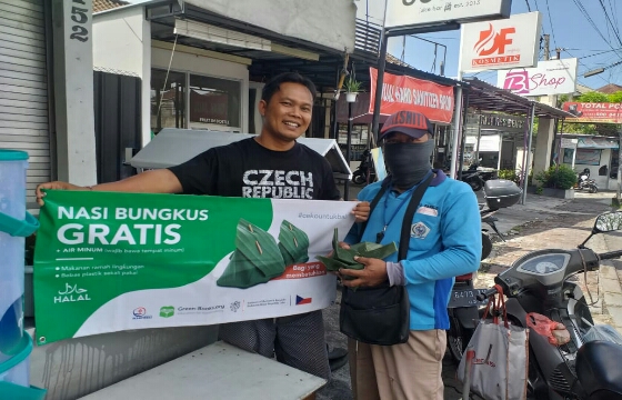 Peduli Terdampak Covid-19, Narsana Bagikan Nasi Gratis di Jalanan