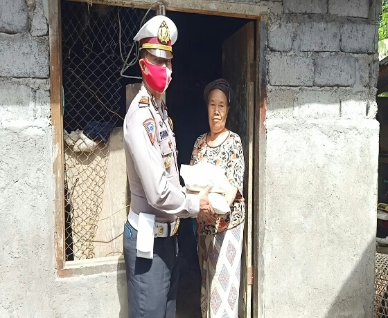 Kasat Lantas Polres Bangli Serahkan Bantuan Beras Polri Bagi Warga Lanjut Usia Kurang Mampu di Bangli
