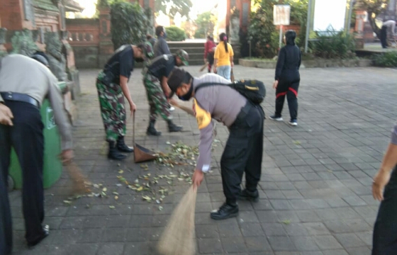 Jumat Bersih Kodim Klungkung Bersihkan Tempat Ibadah