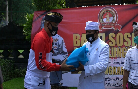 Jelang Hut Bhayangkara ke 74, Kapolres Klungkung Serahkan Bantuan Sembako Bagi Pemangku