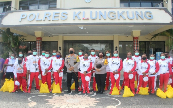 Polres Klungkung Berbagi dengan Saudara Asal Papua