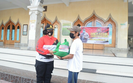 Waka Polres Klungkung Pimpin Langsung Kegiatan Bhaksos di Masjid Nurul Huda