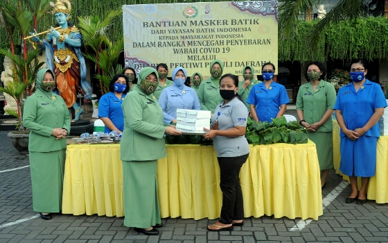 Gandeng YBI, Dharma Pertiwi Daerah J Bagikan Masker, Nasi Bungkus dan Air Mineral kepada Masyarakat