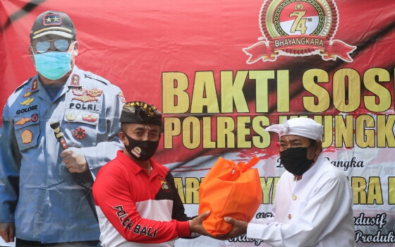 Jelang Hut Bhayangkara ke-74, Polres Klungkung Bhakti Sosial di Pura Dalem Tengaling Banjarangkan