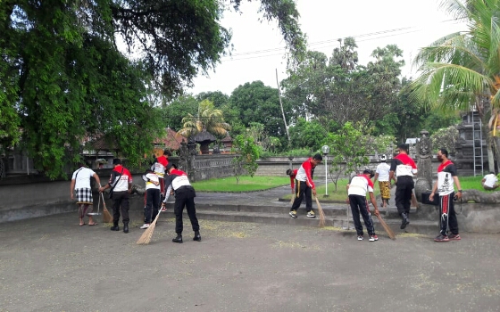 Sambut Hut Bhayangkara ke-74, Polsek Dawan Bersihkan Pura Segara Kusamba
