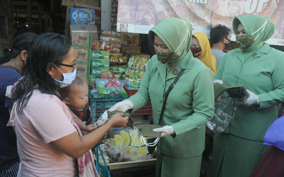 Persit KCK PD IX/Udayana Bagikan Masker dan Sosialisasikan Protokol Kesehatan