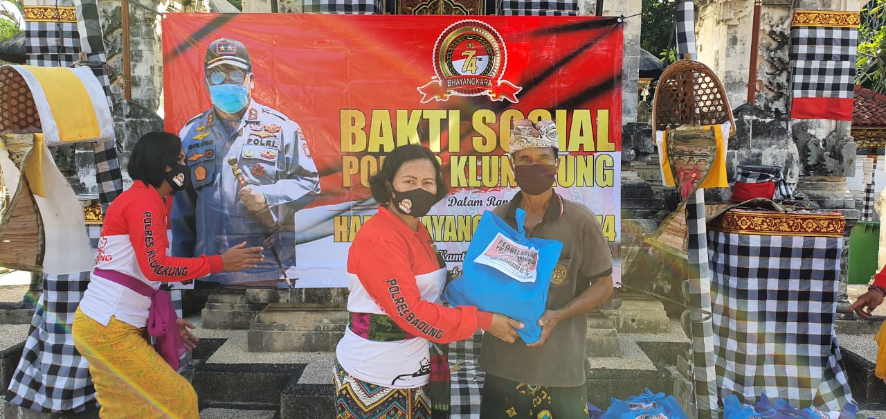 Hut Bhayangkara ke-74, Wakapolres Klungkung bersama Anggota Bersihkan Pura Penataran Ped Nusa Penida
