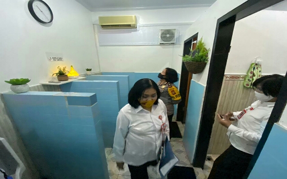 Tim Lomba Kebersihan Polda Bali Cek Kebersihan Toilet dan Tempat Layanan Publik Polres Klungkung