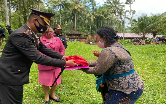 Kapolres Klungkung Pimpin Upacara Perabuan Jenazah Alm. Aiptu I Wayan Suwirawan