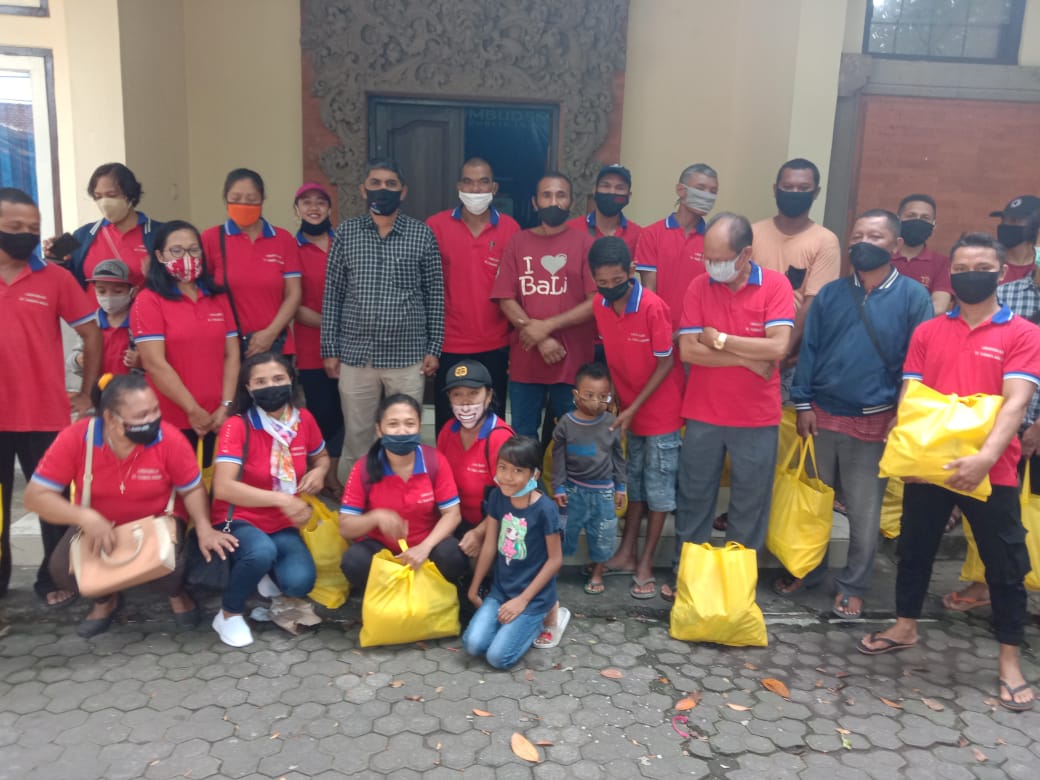 21 KK KBG Santa Familia dapat Paket Sembako dari Anggota DPR RI