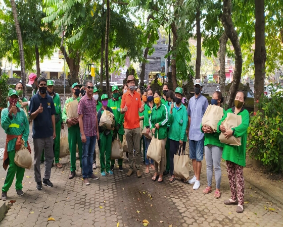 Pena NTT Bali Distribusikan Paket Sembako bagi Puluhan Petugas Kebersihan Kota Denpasar