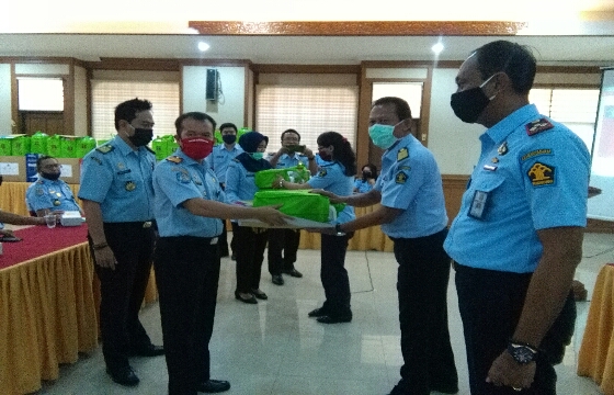Kanwil Hukum dan Ham Provinsi Bali Gelar Rapat Kerja, Serahkan APD kepada UPT