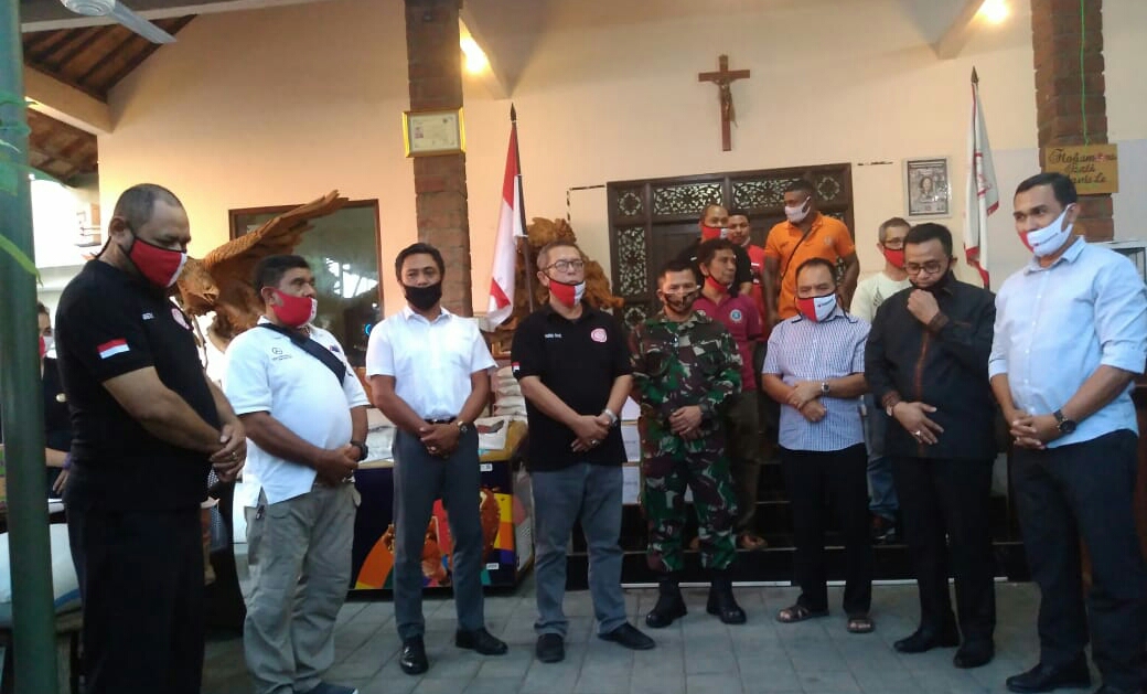 Gandeng IKB Flobamora, Kodam IX/Udayana Serahkan Bantuan Sembako Bagi Warga NTT di Bali
