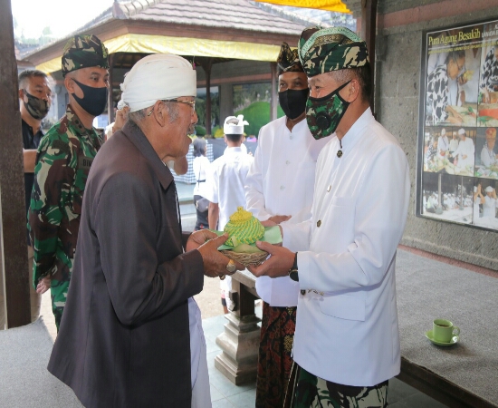 Awali Era Baru Secara Niskala, Pangdam Hadiri Upacara Pamahayu Jagat di Pura Besakih
